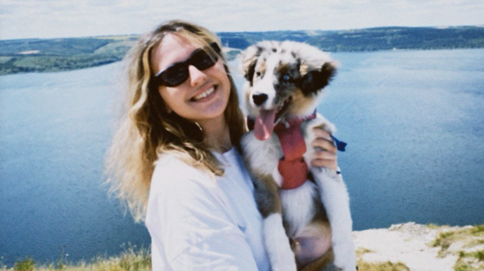 Миронюк Євгенія тримає свого песика Бріоша на руках