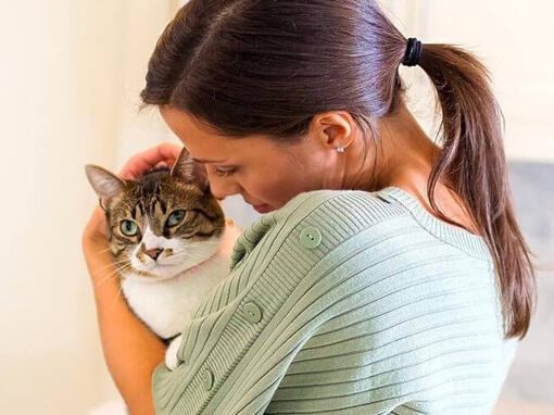 Жінка обнімає кота